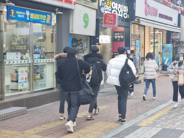 지난 19일 평일 낮이라 한산했을 동성로 거리엔 교복 차림으로 외출한 수험생들이 많이 보였다. 임재환 기자