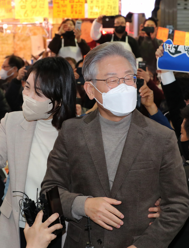더불어민주당 이재명 대선 후보가 지난해 11월 21일 부인 김혜경 씨와 함께 충북 청주시 상당구 육거리종합시장을 방문, 지지를 호소하고 있다. 연합뉴스