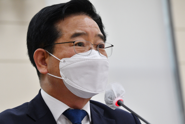 김창룡 경찰청장이 지난달 26일 오전 서울 여의도 국회에서 열린 행정안전위원회의 행정안전부, 경찰청 등에 대한 종합감사에서 수사 경력과 관련해 발언하고 있다. 연합뉴스