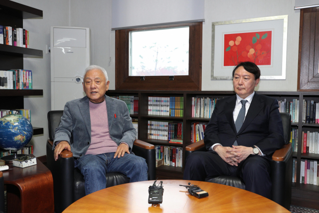 국민의힘 윤석열 대선 후보(오른쪽)가 21일 오후 서울 용산구 김한길 전 민주당 대표 사무실에서 김 전 대표와 회동하고 있다. 연합뉴스