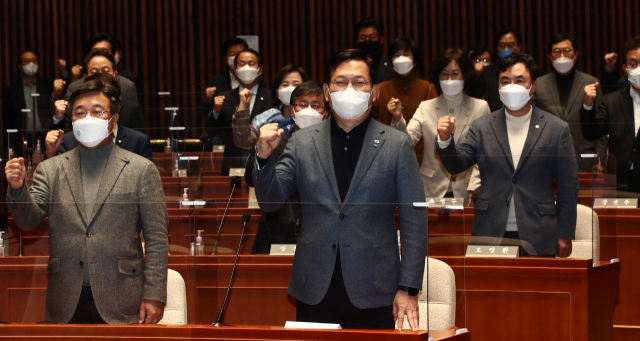 더불어민주당 송영길 상임선대위원장과 윤호중 공동선대위원장이 21일 오후 국회에서 열린 긴급 의원총회에서 의원들과 구호를 제창하고 있다. 연합뉴스