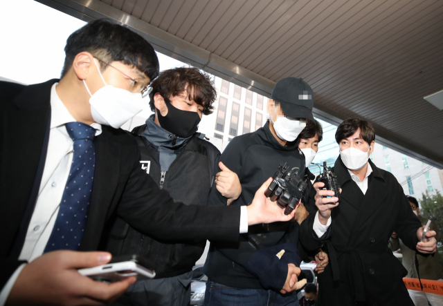 데이트폭력 피해로 경찰의 신변보호를 받던 여성을 살해하고 도주한 30대 남성이 하루 만에 경찰에 붙잡혀 20일 오후 서울 중부경찰서로 들어서고 있다. 경찰에 따르면 서울 중부경찰서는 이날 낮 12시 40분께 신변보호 대상이었던 30대 여성 A씨를 흉기로 찔러 살해한 혐의로 A씨의 전 남자친구인 30대 B씨를 대구 소재 숙박업소에서 검거했다. 연합뉴스
