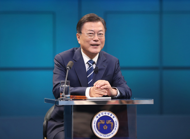 문재인 대통령이 21일 오후 서울 여의도 KBS 공개홀에서 열린 2021 국민과의 대화 
