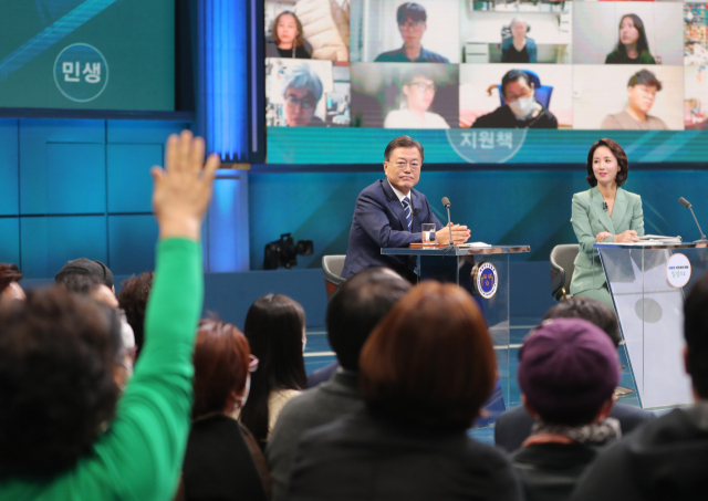 문재인 대통령이 21일 오후 서울 여의도 KBS 공개홀에서 열린 2021 국민과의 대화 