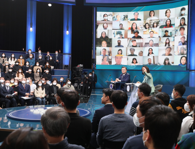 문재인 대통령이 21일 오후 서울 여의도 KBS 공개홀에서 열린 2021 국민과의 대화 
