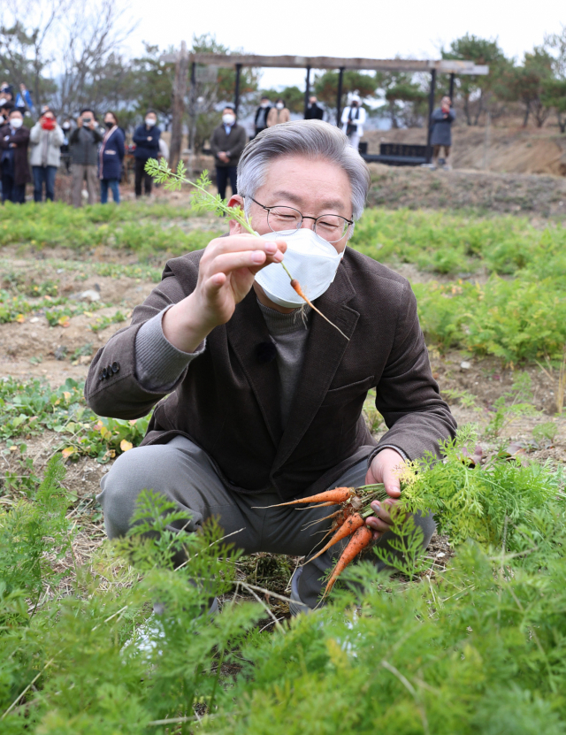 더불어민주당 이재명 대선후보가 21일 오후 충북 괴산군 감물면 