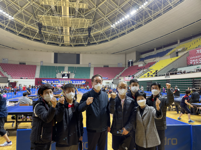 장세용(왼쪽 세 번째) 구미시장이 제7회 구미 전국 생활체육 탁구대회에서 기념촬영을 하고 있다. 이영광 기자
