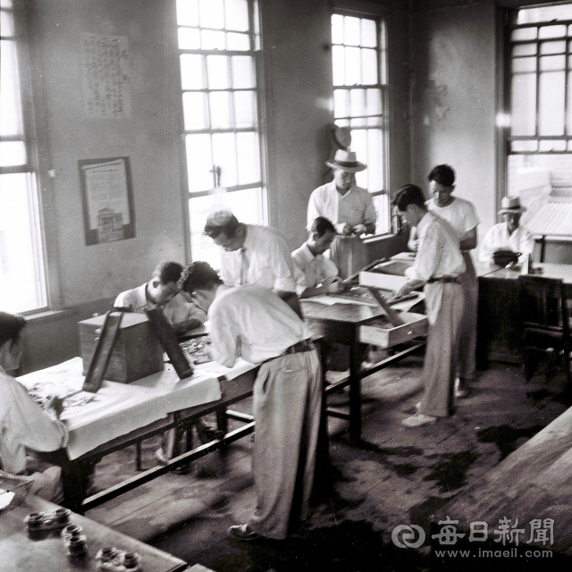 1955년 대구매일신문사 2층 편집국에서 근무하는 당시 기자들. 매일신문 DB