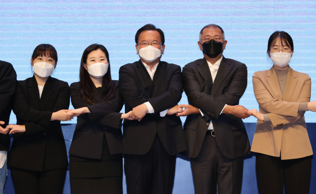 김부겸 국무총리(왼쪽 세번째부터)와 정의선 현대자동차그룹 회장이 22일 오전 경기도 고양시 일산 현대모터스튜디오에서 열린 청년희망ON에서 참석자들과 기념촬영을 하고 있다. 연합뉴스