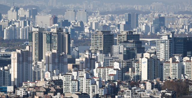 한달 뒤 40세가 되는 1983년생 중 집을 가진 사람은 10명 중 3명도 채 되지 않는 것으로 나타났다. 같은 해 태어난 기혼 여성 4명 중 한 명은 출산과 함께 직장을 그만뒀다는 조사 결과도 나왔다. 사진은 서울 중구 남산에서 바라본 마포,영등포, 양천 일대의 모습. 연합뉴스