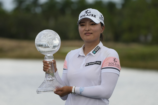 지난해 11월 미국 플로리다주 네이플스의 티뷰론 골프클럽에서 열린 미국여자프로골프(LPGA) 투어 최종전 CME그룹 투어 챔피언십에서 우승한 고진영이 트로피를 들고 있다. 그는 오는 3일 싱가포르에서 2022시즌 첫 대회에 나선다. 연합뉴스