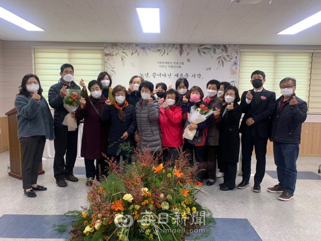 지난 17일 (사)안동자원봉사센터 노인맞춤돌봄서비스 사업단이 준비한 어르신 작품 전시회가 센터 2층 대교육장에서 열렸다. 이날 참가한 어르신들이 기념촬영을 하고 있다. 안동자원봉사센터 제공