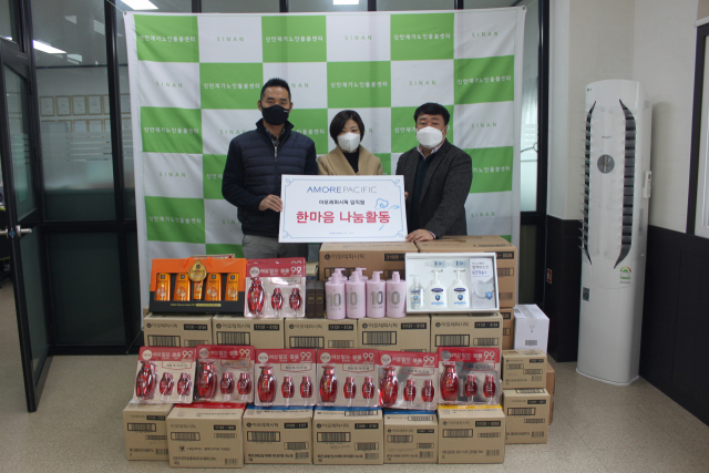아모레퍼시픽 대구지역사업부는 22일 1천800만원 상당의 후원 물품과 후원금을 대구 동구의 한 노인복지시설에 전달했다고 밝혔다. 아모레퍼시픽 대구지역사업부 제공
