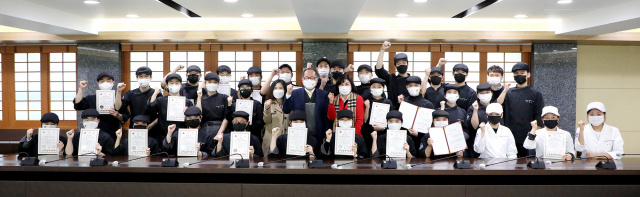 영남이공대 식음료조리계열 학생들이 상장을 들어보이고 있다. 영남이공대 제공