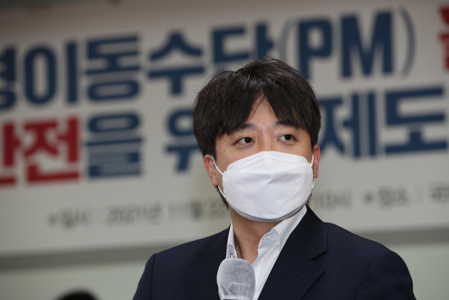 국민의힘 이준석 대표가 22일 오전 국회에서 열린 개인형이동수단(PM, Personal Mobility) 활성화와 국민 안전을 위한 제도개선 토론회에서 인사말을 하고 있다. 연합뉴스