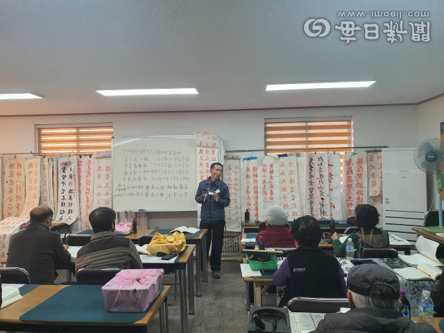 포항시 남구 장기면 충효관에서 20여명의 학생들이 성두식 강사의 명심보감 해설을 들으며 한학을 공부하고 있다. 신동우 기자