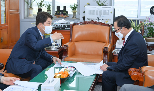 권영진 대구시장은 22일 국회를 방문해 국민의힘 원내 지도부와 국회 예산결산특별위원장 및 여야 예결위 간사, 정진석 국회 부의장, 안도걸 기획재정부 2차관 등을 차례로 면담하며 내년도 대구시 국비확보를 위한 초당적인 협조와 관심을 건의했다. 사진은 권 시장이 이종배 국회 예결위원장(오른쪽)과 면담하는 모습. 2021.11.22. 대구시 제공