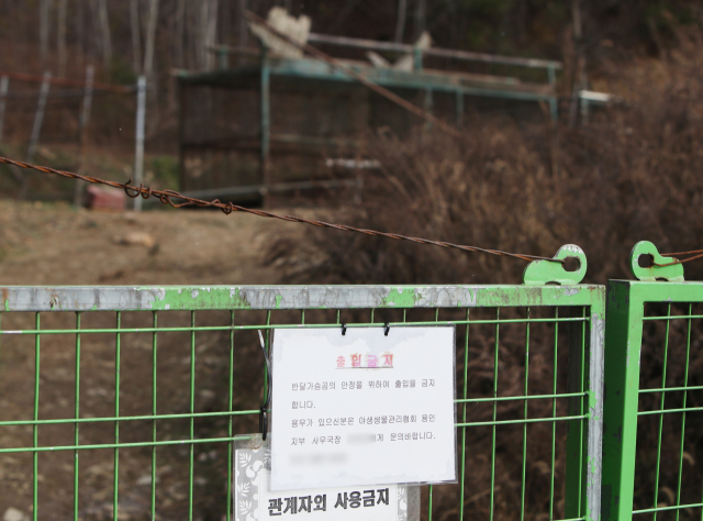 22일 경기도 용인시의 곰 사육농장에서 반달가슴곰 5마리가 탈출해 3마리는 잡혔으나 나머지 2마리는 발견되지 않아 지자체 당국과 유해야생동물 피해방지단이 추적하고 있다. 사진은 반달가슴곰이 탈출한 농장 모습. 연합뉴스