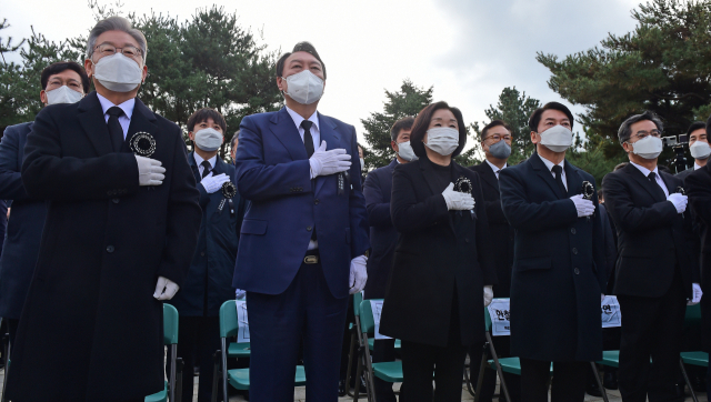 더불어민주당 이재명 대선 후보(왼쪽부터), 국민의힘 윤석열 대선 후보, 정의당 심상정 대선 후보, 국민의당 안철수 대선 후보, 제3지대 대권주자 김동연 전 부총리가 22일 오후 서울 동작구 국립서울현충원 내 김영삼 전 대통령 묘역에서 열린 6주기 추모식에서 국기에 경례하고 있다. 연합뉴스