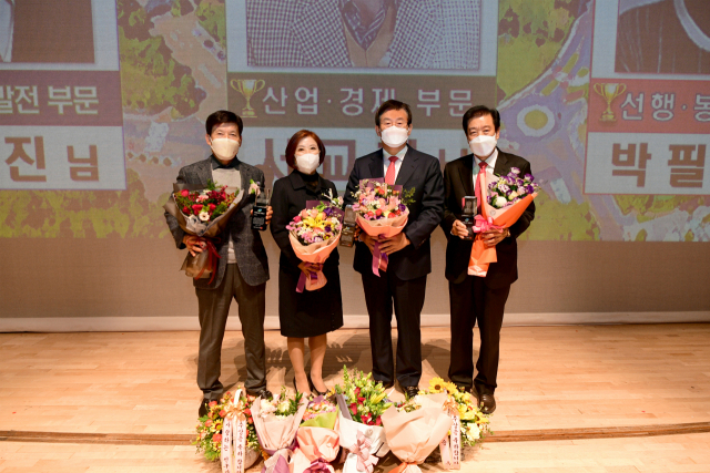제31회 고령군 자랑스런 군민상 시상식이 열렸다. 왼쪽부터 서교희 씨, 박필진 씨, 곽용환 고령군수, 박광진 씨.