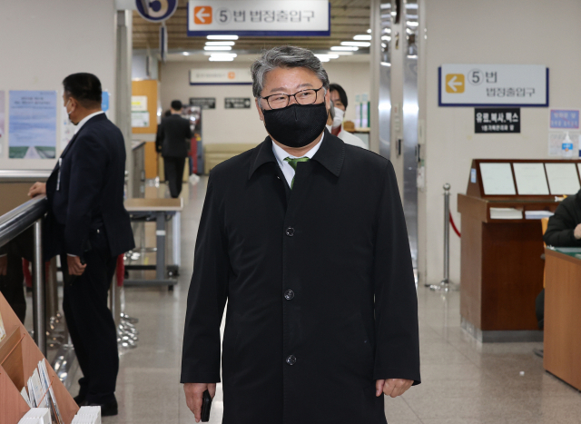 광화문광장 불법 천막을 철거하는 데 반발해 공무원과 용역업체 직원들을 폭행한 혐의로 기소된 조원진 우리공화당 대표가 22일 오후 서울 서초구 서울중앙지법에서 열린 속행공판에 출석하고 있다. 연합뉴스