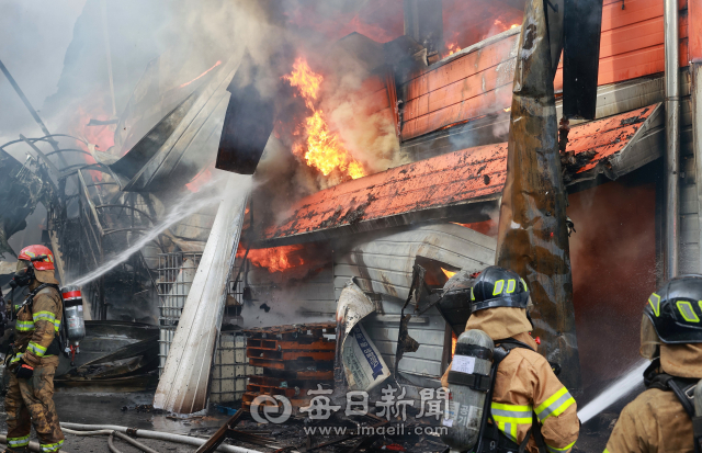 성주 월항농공단지 장갑공장 화재 현장에서 소방관들이 진화작업을 하고 있다. 이영욱 기자