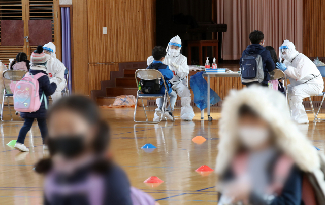 22일 오후 광주 북구 한 초등학교에서 학생들이 신종 코로나바이러스 감염증(코로나19) 검사를 받고 있다. 연합뉴스