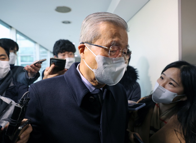 김종인 전 국민의힘 비대위원장이 23일 오전 서울 종로구 사무실로 출근하고 있다. 연합뉴스