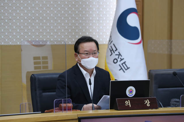 김부겸 국무총리가 23일 오전 세종시 정부세종청사에서 서울과 영상으로 연결해 열린 국무회의를 주재하고 있다. 연합뉴스