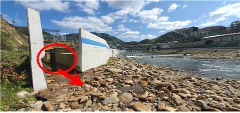 제1공장 우수로의 모습. 집중호우시 공정액이 혼합된 공장 내 우수가 낙동강으로 직접 배출되는 지점이라고 환경부는 설명했다. 환경부 제공