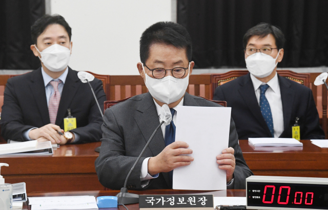 박지원 국가정보원장이 23일 오전 서울 여의도 국회에서 열린 정보위원회 전체회의에 출석해 회의를 준비하고 있다. 연합뉴스