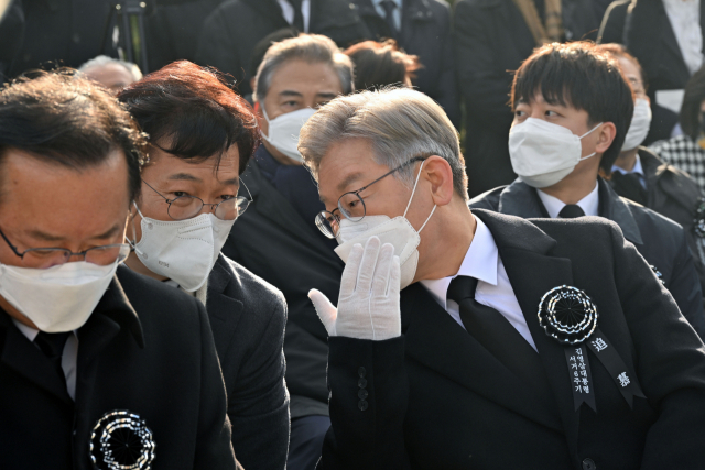 더불어민주당 송영길 대표와 이재명 대선 후보가 지난 22일 오후 서울 동작구 국립서울현충원 내 김영삼 전 대통령 묘역에서 열린 6주기 추모식에서 대화하고 있다. 연합뉴스