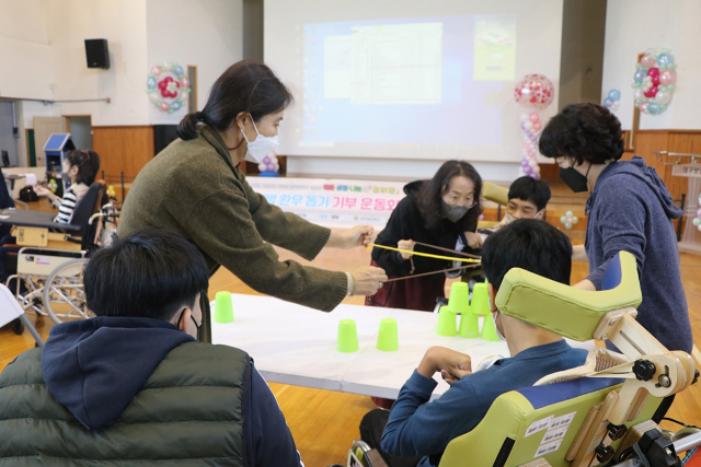 대구보건학교가 최근 연 루게릭병 환우 돕기 기부 운동회에서 컵 쌓기 종목을 진행하는 모습. 대구시교육청 제공