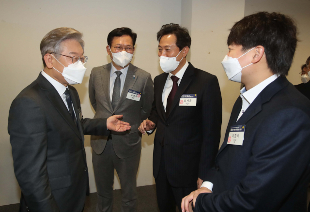 더불어민주당 이재명 대선 후보(왼쪽부터), 송영길 대표, 오세훈 서울시장, 국민의힘 이준석 대표가 23일 서울 중구 동대문디자인플라자에서 열린 MBN 종편 10주년·개국 27주년 국민보고대회에 앞서 환담하고 있다. 연합뉴스