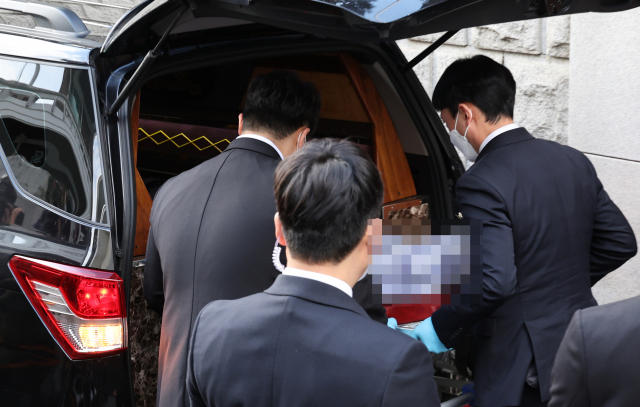 전두환 전 대통령이 사망한 23일 오후 서울 연희동 사저에서 관계자들이 시신을 병원으로 운구하고 있다. 연합뉴스