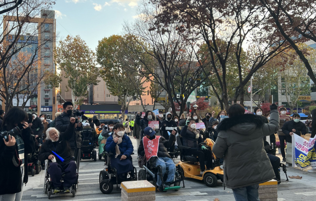 탈시설장애인당과 대구장애인차별철폐연대가 23일 대구시청 앞에서 집회를 열고 동구청까지 행진했다. 구민수 기자