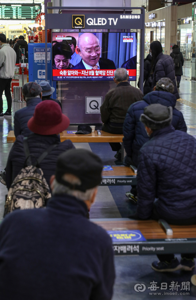 전두환 전 대통령이 별세한 23일 오후 동대구역 대합실에서 시민들이 TV로 전두환 전 대통령의 별세 소식을 지켜보고 있다. 안성완 기자 asw0727@imaeil.com