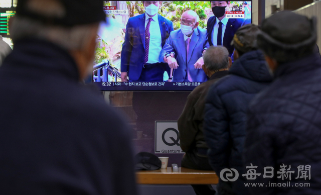 전두환 전 대통령이 별세한 23일 오후 동대구역 대합실에서 시민들이 TV로 전두환 전 대통령의 별세 소식을 지켜보고 있다. 안성완 기자 asw0727@imaeil.com