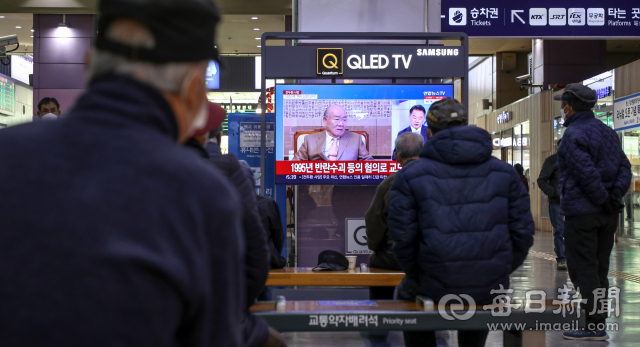 전두환 전 대통령이 별세한 23일 오후 동대구역 대합실에서 시민들이 TV로 전두환 전 대통령의 별세 소식을 지켜보고 있다. 안성완 기자 asw0727@imaeil.com