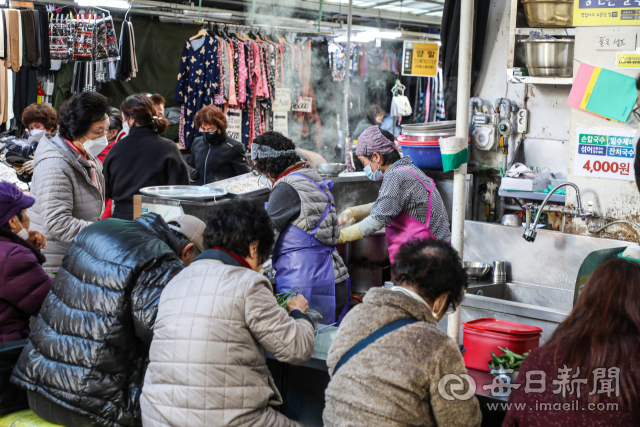 23일 오전 대구 중구 서문시장에 장을 보러 나온 시민들이 칼국수를 먹고 있다. 이날 대구 최저기온은 0도를 기록했다. 안성완 기자 asw0727@imaeil.com