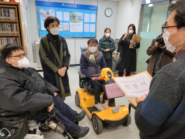 23일 대구장차연은 기자회견 후 인권위에 장애인 확진자에 대한 지원체계 마련을 요구하는 진정서를 제출하고 있다. 최혁규 기자
