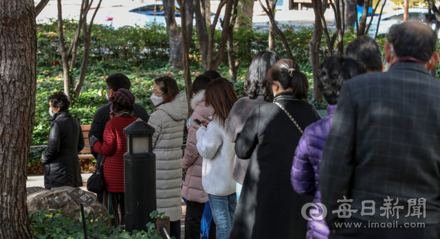 23일 대구 중구 국채보상운동기념공원 임시선별검사소를 찾은 시민들이 코로나19 진단검사를 받기 위해 줄을 서고 있다. 이날 0시 기준 대구 지역 신규 확진자는 50명을 기록했다. 안성완 기자 asw0727@imaeil.com