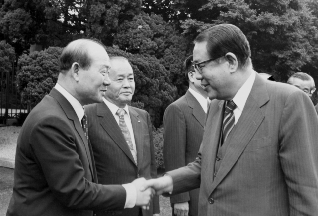 제11·12대 대통령을 지낸 전두환 전 대통령이 23일 사망했다. 사진은 1980년 8월 18일 최규하 전 대통령이 청와대를 떠나기 전 전두환 당시 국보위 위원장과 인사하는 모습. 연합뉴스