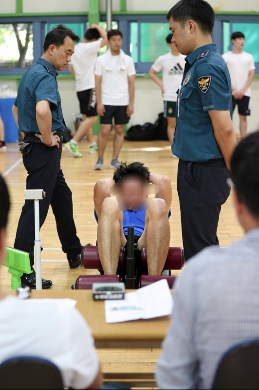 2019년 제2차 순경채용 필기시험 합격자를 대상으로 신체, 체력검사가 실시된 16일 대구지방경찰청 무학체육관에서 한 응시생이 윗몸일으키기를 하고 있다. 매일신문 DB