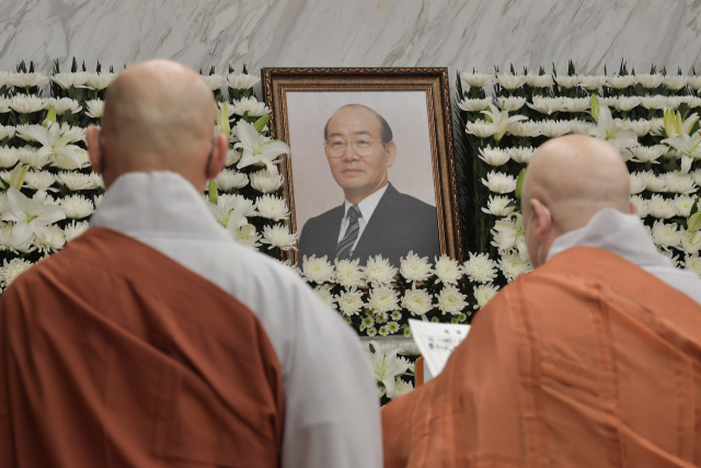 전두환 전 대통령이 사망한 23일 오후 서울 서대문구 세브란스병원 신촌장례식장에 마련된 빈소에서 백담사 주지를 지낸 도후스님 등이 조문을 하고 있다. 연합뉴스