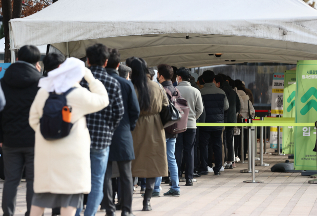 신종 코로나바이러스 감염증(코로나19) 신규 확진자 수가 2천699명을 기록한 23일 오전 서울시청 앞 서울광장 코로나19 선별진료소를 찾은 시민들이 검사 순서를 기다리고 있다. 연합뉴스