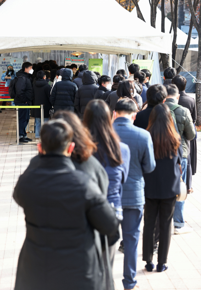 신종 코로나바이러스 감염증(코로나19) 신규 확진자 수가 2천699명을 기록한 23일 오전 서울시청 앞 서울광장 코로나19 선별진료소를 찾은 시민들이 검사 순서를 기다리고 있다. 연합뉴스