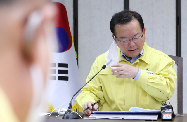 김부겸 국무총리가 24일 오전 세종시 정부세종청사에서 열린 신종 코로나바이러스 감염증(코로나19) 대응 중앙재난안전대책본부 회의에서 발언을 하기 위해 잠시 마스크를 벗고 있다. 연합뉴스
