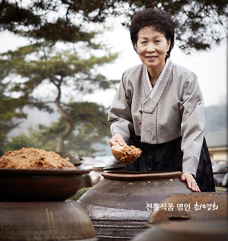 대한민국 식품명인 제51호인 최명희 안동제비원전통식품(주) 대표는 4대째 전해 내려오는 전통 손맛으로 전통장류 식품을 생산하고 있다. 안동시 제공