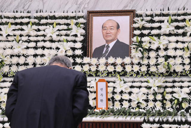 전두환 전 대통령이 사망한 23일 오후 서울 서대문구 세브란스병원 신촌장례식장에 마련된 빈소에 조문객이 조문하고 있다. 연합뉴스